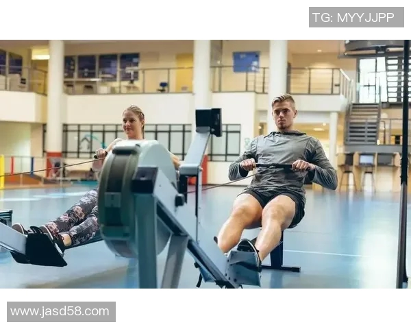 游泳健身：塑形、减脂与提高体能的全方位水中训练方法