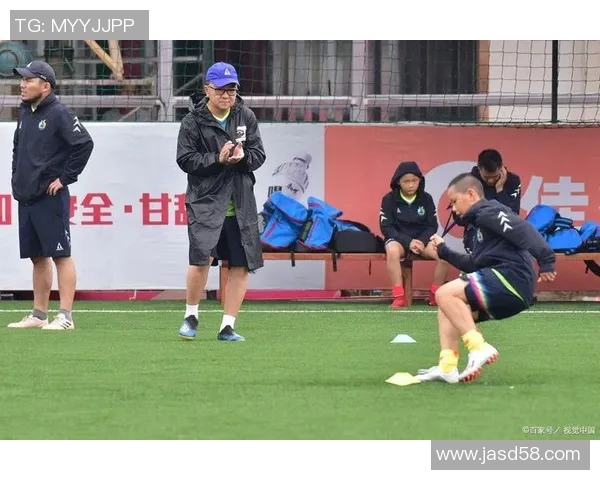 中国足球明星聚餐趣事揭秘美食背后的友谊与激情 中国足球明星聚餐趣事揭秘美食背后的友谊与激情